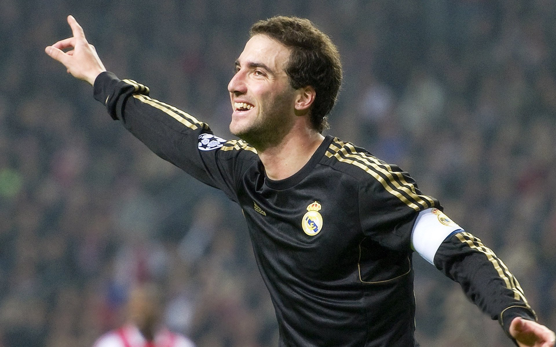 igame在线玩-“球队激烈拼杀，战术创新助力攻势突围”